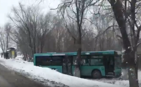Водитель автобуса в Караганде не справился с управлением и съехал в кювет