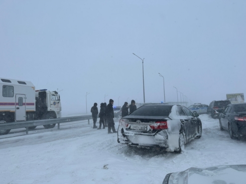 Больше 200 машин застряли на трассе на выезде из Темиртау в Астану