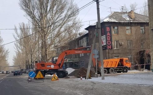 ТОО «Қарағанды Су» устранило водопроводную аварию на улице Ермекова