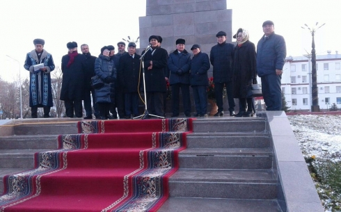 В Караганде возложили цветы к памятнику Казыбек би