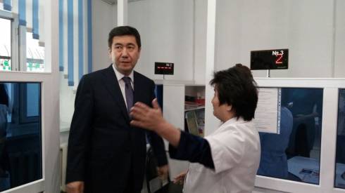 Аким Карагандинской области без предупреждения проверил очереди в поликлиниках
