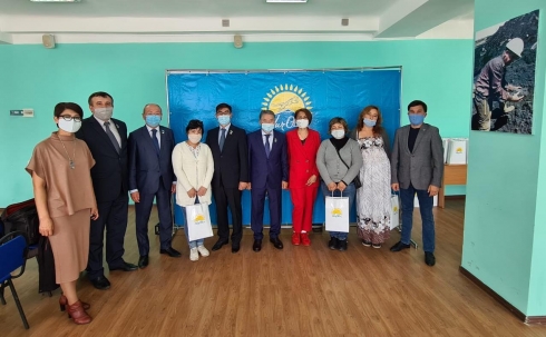 В Караганде депутаты поддержали 100 многодетных семей в рамках акции «Дорога в школу»