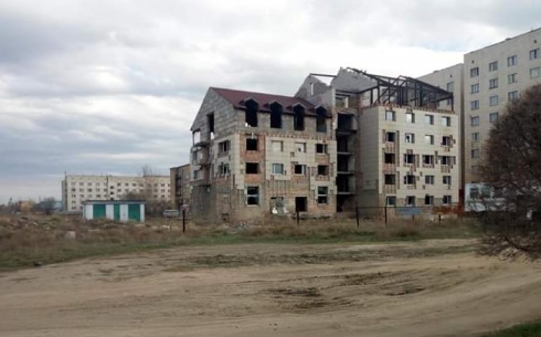 Карагандинцы недовольны соседством с недостроенным многоэтажным зданием