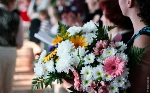 Карагандинским школьникам разрешили дарить учителям только цветы