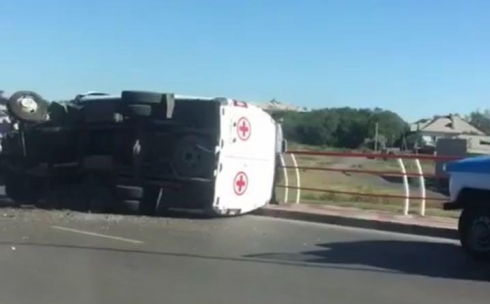 В Караганде на Фёдоровском путепроводе перевернулась машина скорой помощи