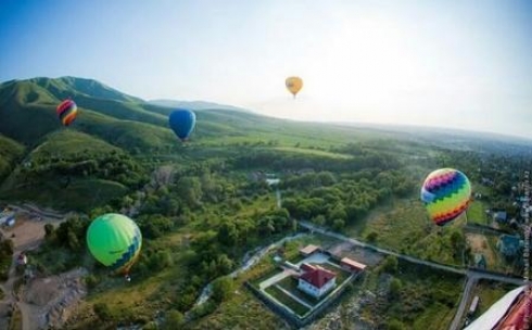 Уникальное событие в Казахстане! 6 воздушных шаров одновременно в небе над Казахстаном!
