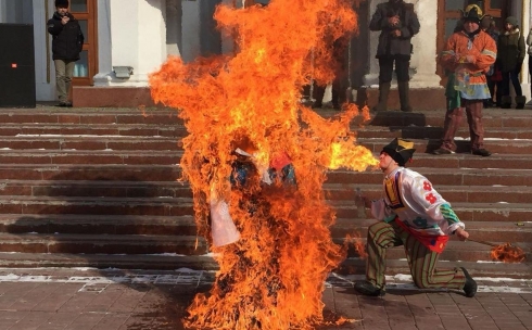 В Караганде сожгли чучело Масленицы