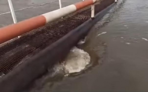 В Караганде талая вода размывает мост на Фёдоровских дачах