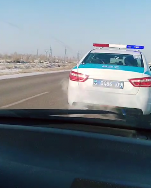 Водитель поблагодарил полицейских, отбуксировавших с трассы его замерзший и заглохший автомобиль до города Абай