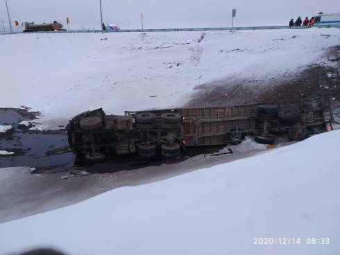 В Карагандинской области опрокинулся грузовик с серной кислотой