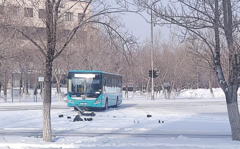 В Караганде водитель автобуса снёс светофорную опору
