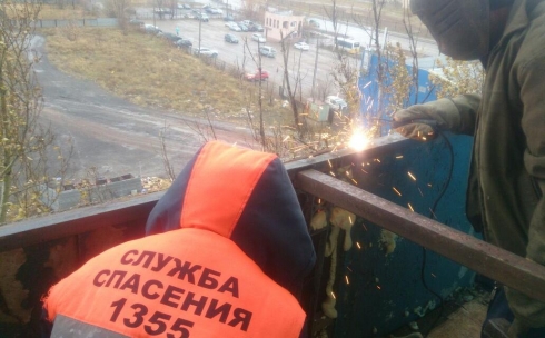В Караганде пострадавшим от взрыва газа пожилым супругам бесплатно восстановили балкон