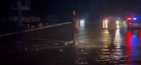 Всю ночь карагандинские полицейские регулировали движение автомобилей по колено в воде