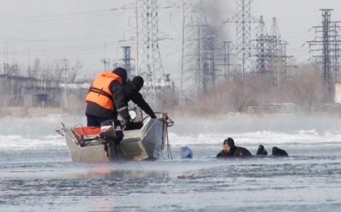 Спасатели Темиртау достали со дна озера тело утонувшего лыжника