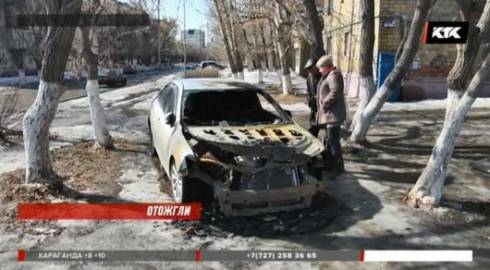 Две машины сожгли в центре Караганды