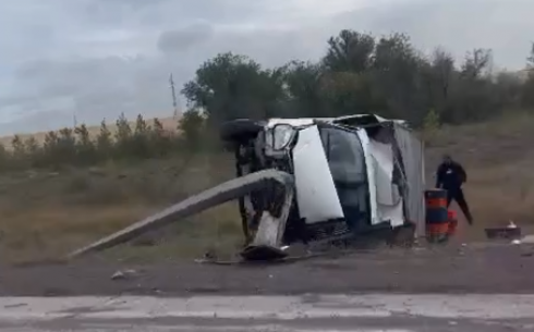 Водитель «ГАЗели» врезался в опору освещения на трассе Караганда-Темиртау