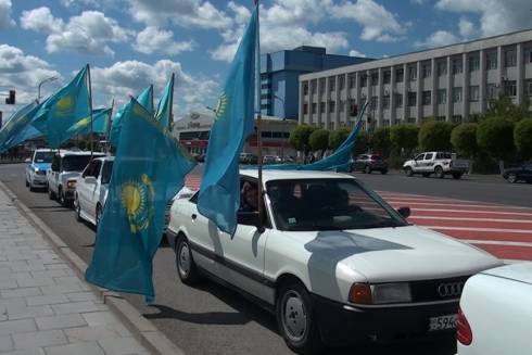 В честь Дня государственных символов по центральному проспекту Караганды проехал автокараван из 26 машин
