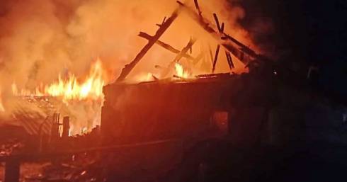 В Абае женщина обгорела при пожаре в доме: почти год семья добивается справедливости