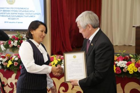 Вице-премьер РК вручил благодарственные письма карагандинским педагогам