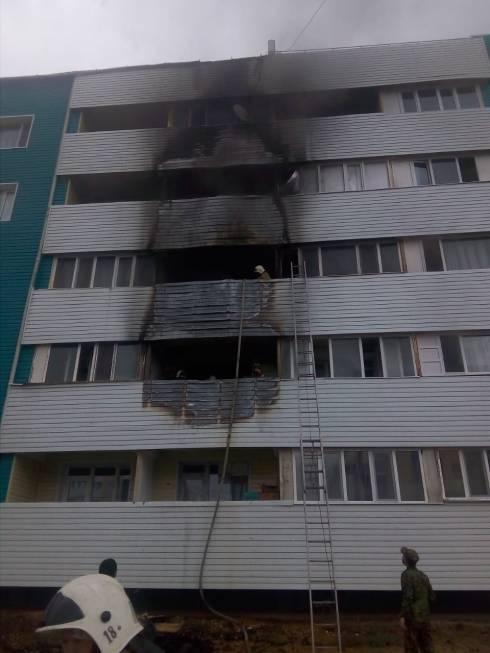 Пятиэтажный дом в Сатпаеве охватило огнём