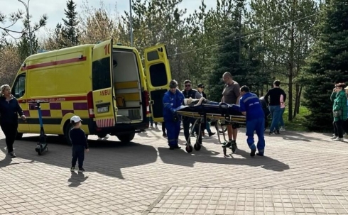 В Караганде ребенок упал с электросамоката и потерял сознание