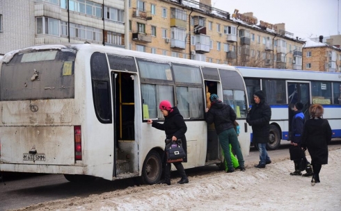 В Караганде пассажирка устроила драку в маршрутном автобусе 