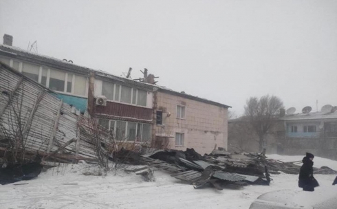 Сорванные январским ураганным ветром крыши в Караганде восстановят в рамках ЧС