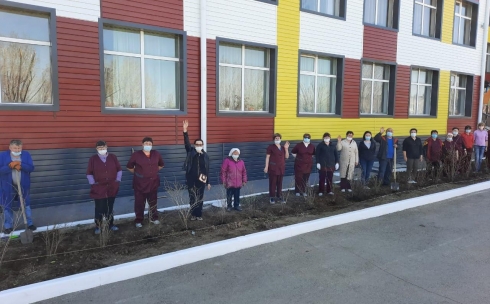 Зеленый подарок для «зеленой» школы: в Шахтинске высадили 30 саженцев барбариса