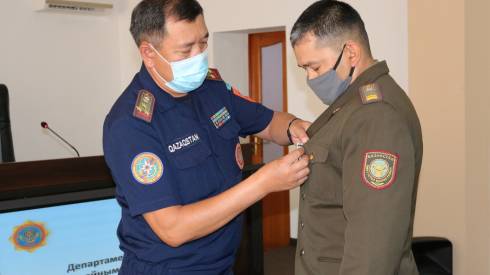 За героизм в чрезвычайных ситуациях наградили командира отделения пожарной части в Карагандинской области