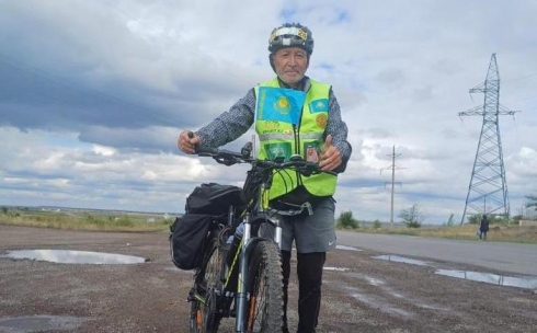 По стране на двух колесах: в Караганду приехал ветеран-велопутешественник