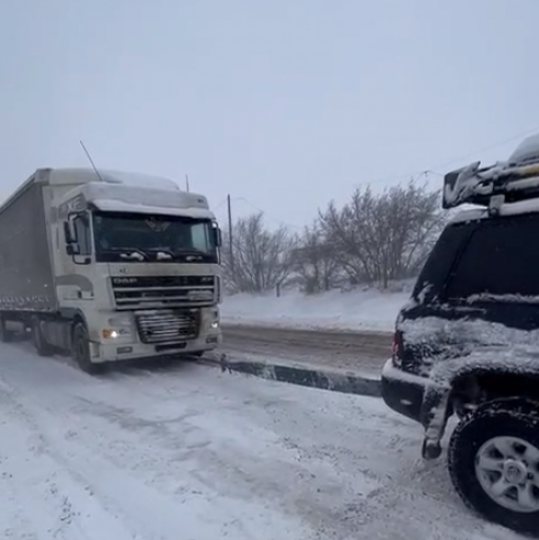 Джиперы Караганды снова оказывали помощь застрявшим в снежных заносах автомобилистам