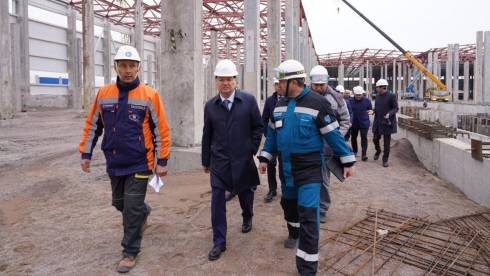 Каирбек Ускенбаев проверил строительство крупных карагандинских предприятий обрабатывающей промышленности