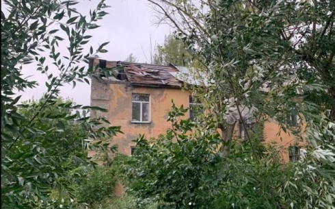 Из-за сильного порыва ветра в Караганде сорвало крыши на нескольких домах