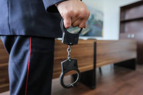 Смерть арестованного на 15 суток мужчины расследуют в Карагандинской области