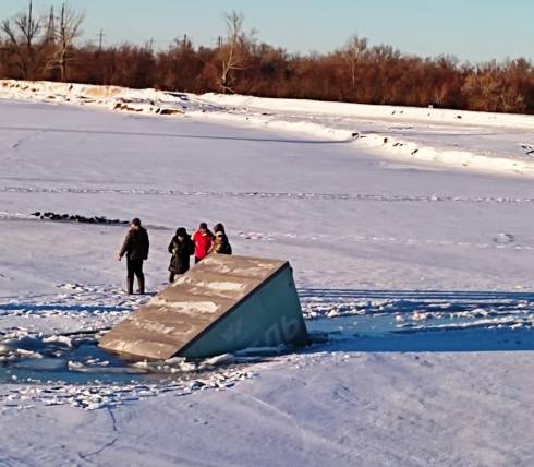 Грузовик и легковой автомобиль провалились под лёд в Карагандинской области