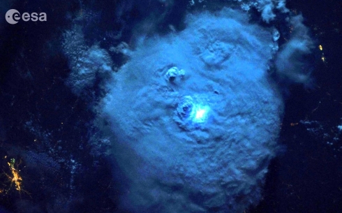 Астронавт МКС сфотографировал вспышки молнии из космоса. Видео