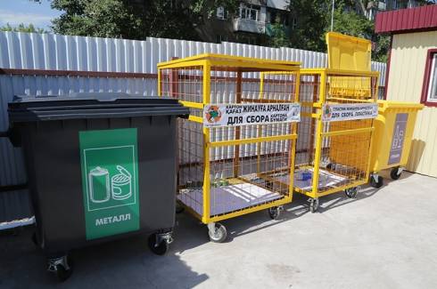 В Караганде по-новому начали обустраивать площадки для сбора мусора