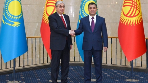 Появились фото с церемонии встречи Токаева в Бишкеке