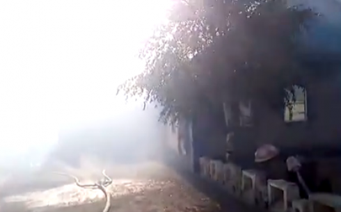 В Караганде степной пожар перекинулся на жилые постройки