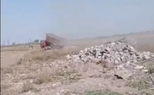Водитель грузовика наглым образом вывалил строительный мусор на окраине Караганды