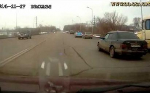 Спецавтомобиль дорожной полиции Караганды умышленно провоцировал массовое ДТП