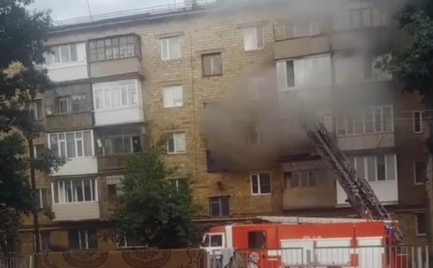 В Караганде из горящей квартиры спасли двух женщин и ребенка