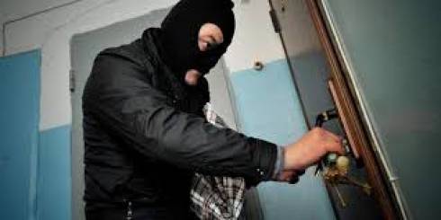 Четыре ружья и ноутбук украли у жителя Карагандинской области