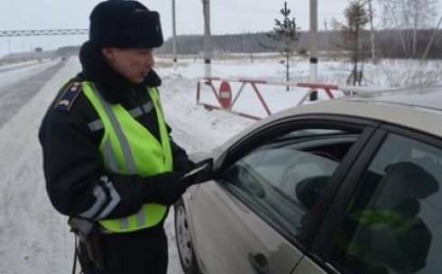 Полицейским в Казахстане разрешат оценивать зимние автошины на глаз
