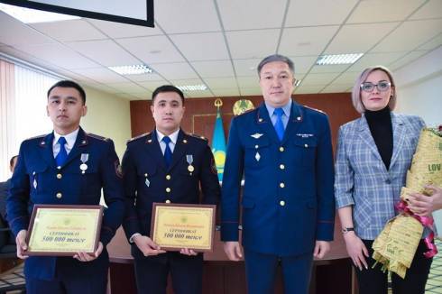 Какую награду получили полицейские за спасение девушки в Караганде