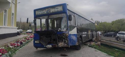 В Пришахтинске после столкновения с легковым авто 45-ый автобус протаранил забор детской больницы