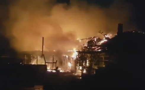 В Караганде ночной пожар частично обрушил кровлю дома барачной постройки