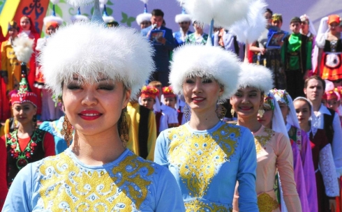 Аким области вручил медали и почетные грамоты Ассамблеи народа Казахстана. Фото 