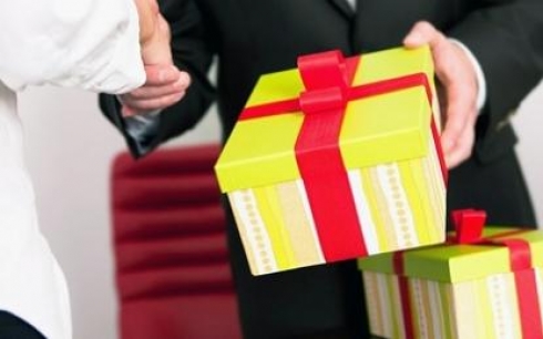 Казахстанским госслужащим запретят принимать подарки стоимостью свыше 19,8 тыс. тенге