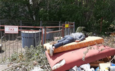 В центре Караганды бездомные живут на мусорках